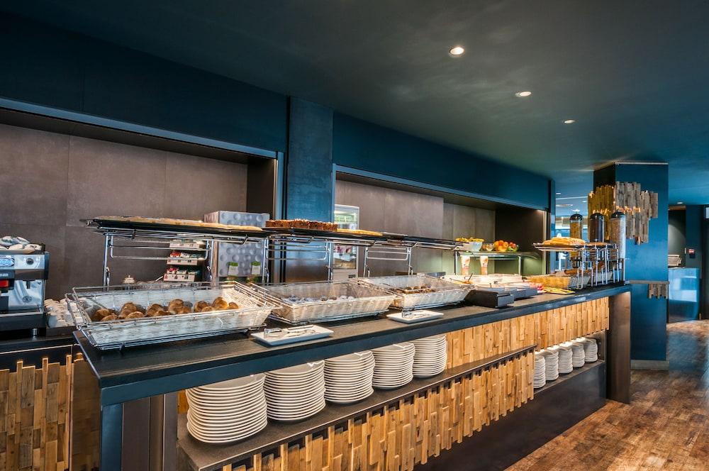 Eurostars Marivent Hotel PMI Eksteriør billede Breakfast buffet at the hotel