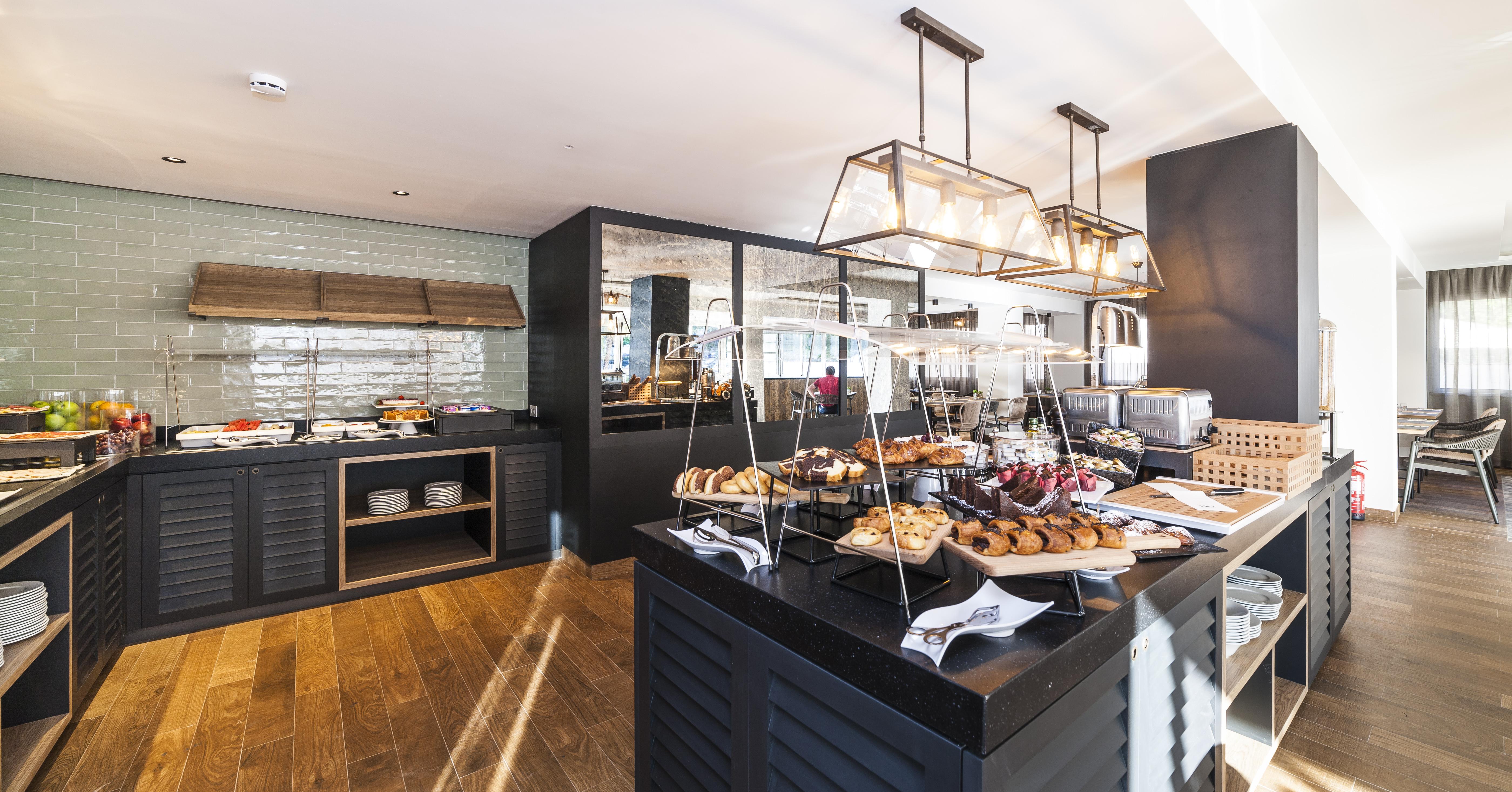 Eurostars Marivent Hotel PMI Eksteriør billede Breakfast buffet at the hotel